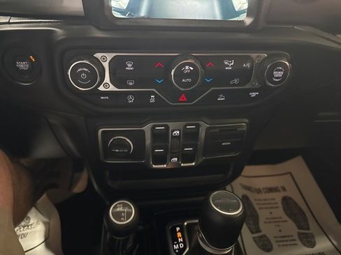 Used 2021 Jeep Gladiator Overland image 10