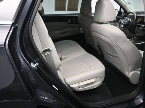 Used 2025 Kia Sorento S FWD image 23