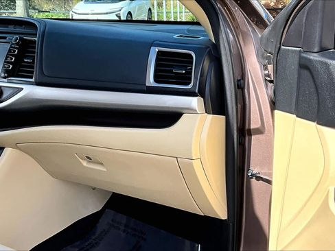 Used 2017 Toyota Highlander XLE image 18