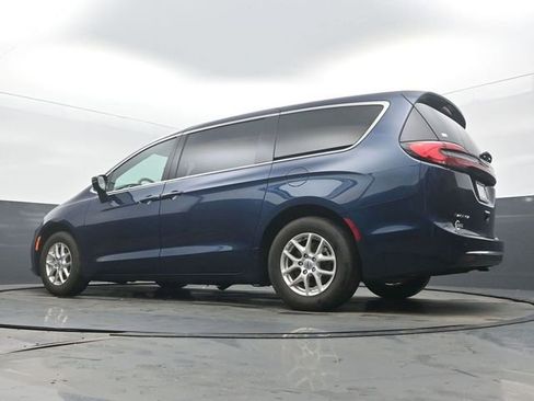 Used 2025 Chrysler Pacifica Select image 48