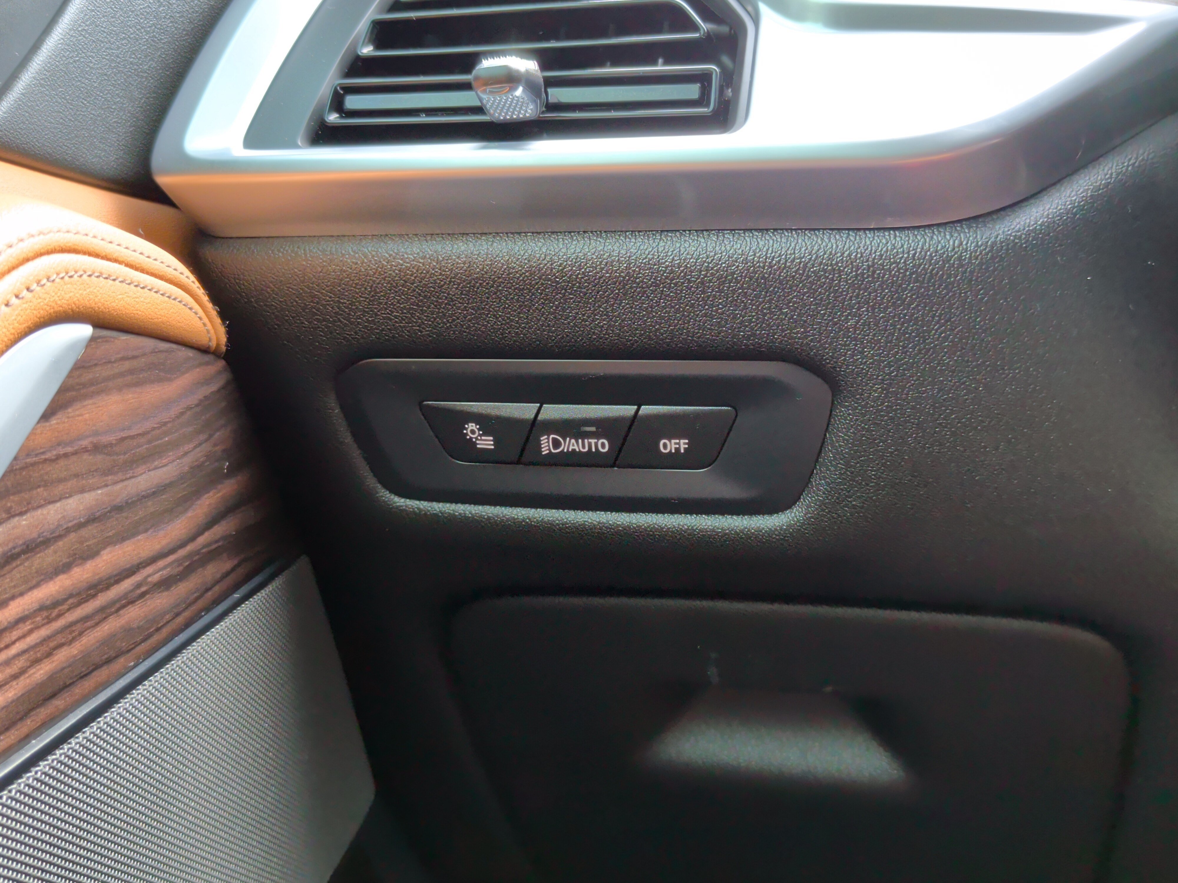 Used 2024 BMW X5 xDrive50e w/ Premium Package AWD/4WD image 25