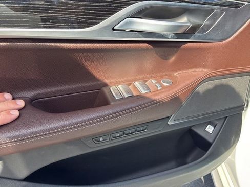 Used 2022 BMW 740i w/ M Sport Package RWD image 3