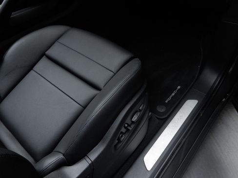Certified 2024 Porsche Cayenne AWD/4WD image 38