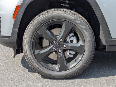 New 2025 Jeep Grand Cherokee L Limited w/ Black Appearance Package image 9