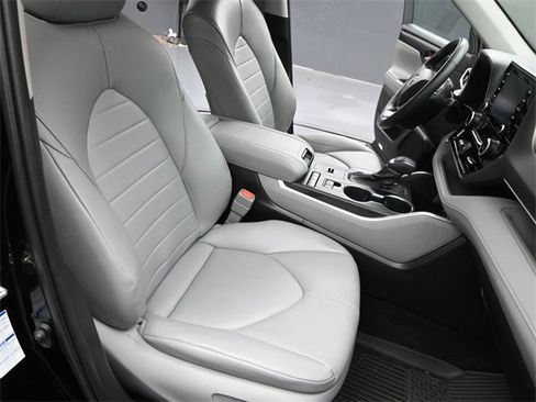 Used 2022 Toyota Highlander XLE image 29