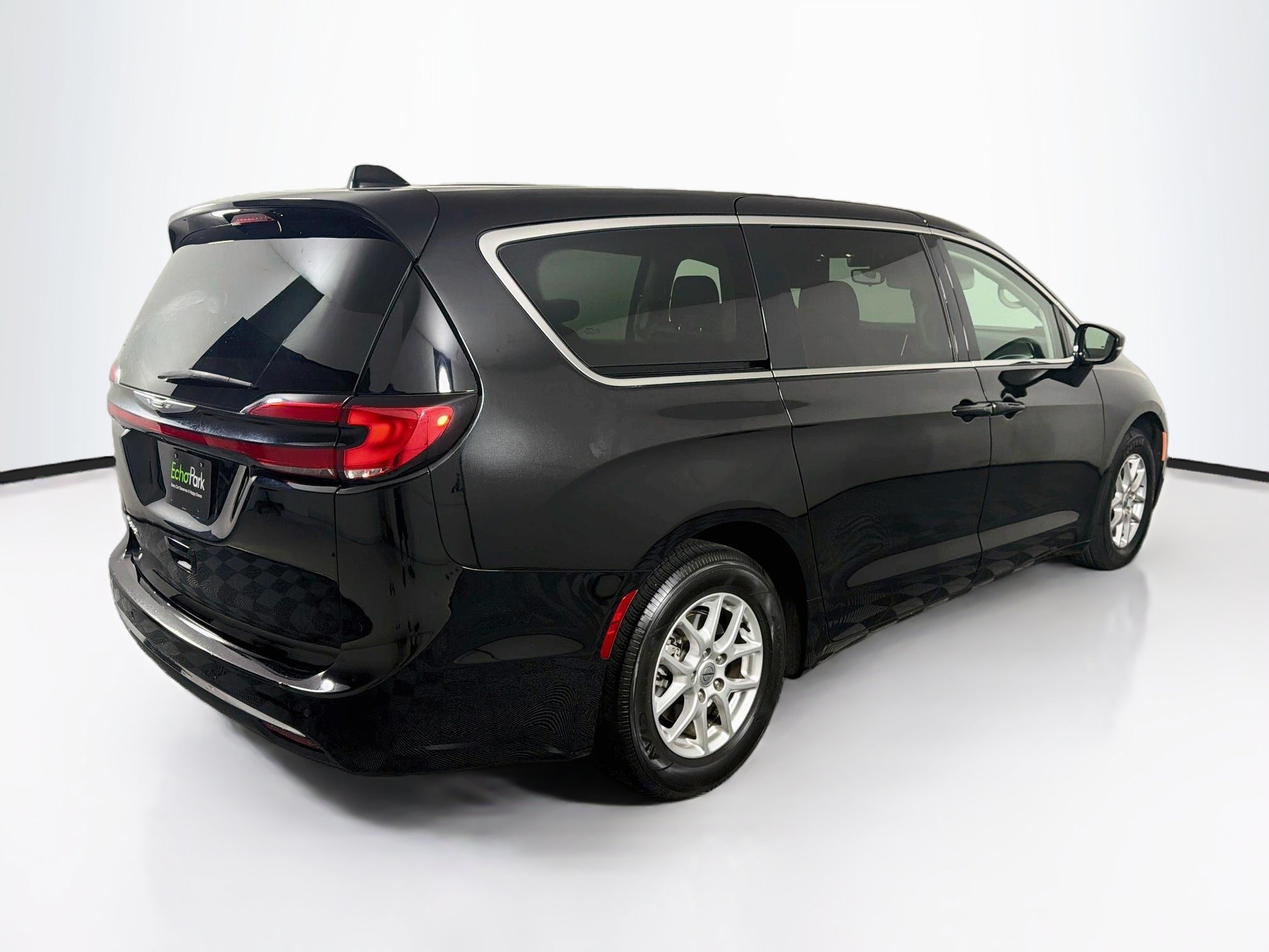 Used 2024 Chrysler Pacifica Touring-L FWD image 9