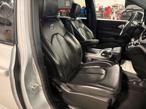 Used 2023 Chrysler Pacifica Touring-L w/ S Appearance Package FWD image 8