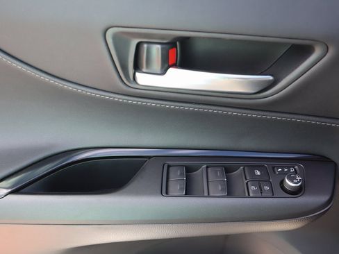 Used 2022 Toyota Venza LE image 19