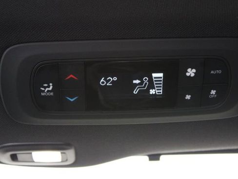 Used 2025 Chrysler Pacifica Limited FWD image 18