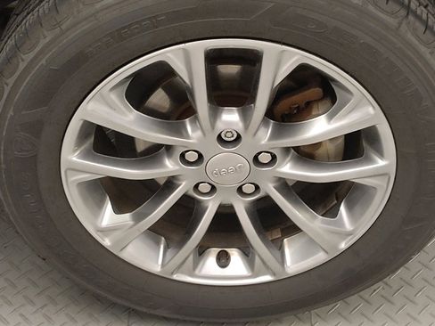 Used 2020 Jeep Cherokee Latitude Plus image 31