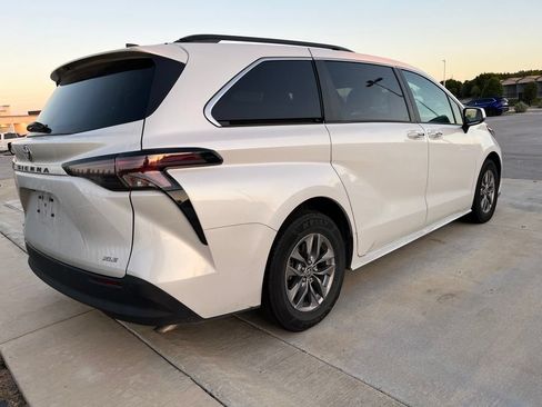 Used 2025 Toyota Sienna XLE FWD image 3