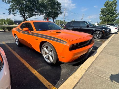 Used 2014 Dodge Challenger R/T RWD image 2