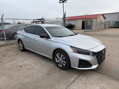 Used 2024 Nissan Altima 2.5 S image 2