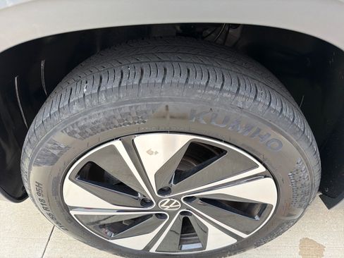 Used 2025 Volkswagen Taos SE AWD/4WD image 10