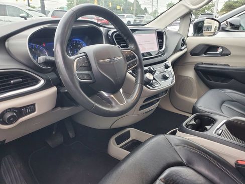 Used 2022 Chrysler Pacifica Touring-L FWD image 12