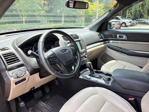 Used 2018 Ford Explorer XLT w/ Equipment Group 202A AWD/4WD image 6