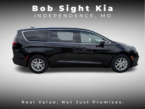 Used 2024 Chrysler Pacifica Touring-L FWD image 14