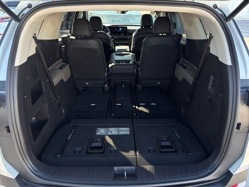 Used 2025 Kia Carnival EX image 10