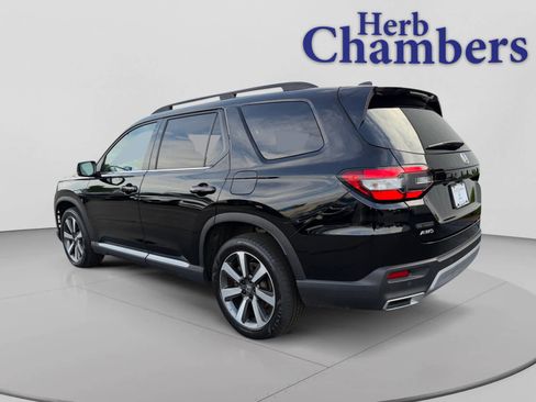 Used 2023 Honda Pilot Touring image 3