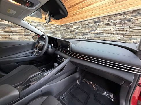 Certified 2023 Hyundai Elantra SEL w/ Preferred Accessory Package image 12