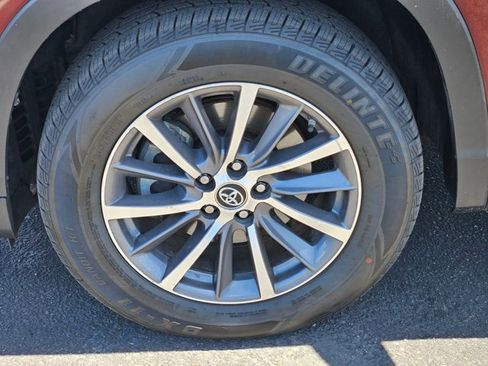 Used 2019 Toyota Highlander XLE FWD image 25