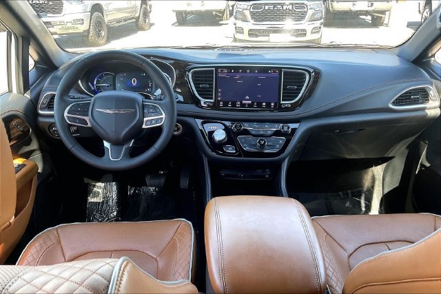 Used 2023 Chrysler Pacifica Pinnacle FWD image 15
