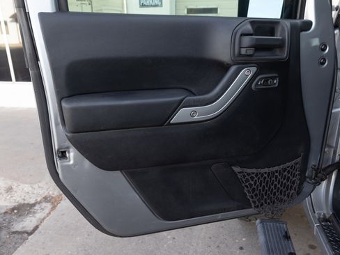 Used 2014 Jeep Wrangler Unlimited Sahara w/ Connectivity Group AWD/4WD image 9