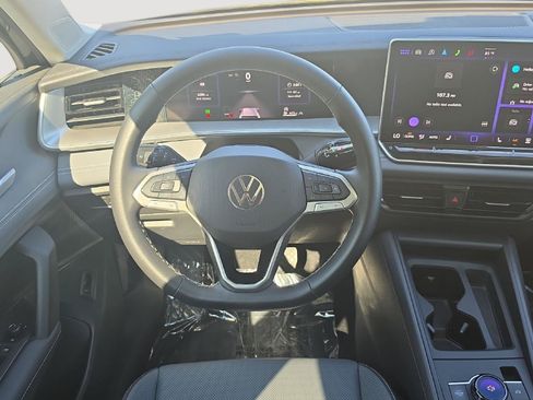 Certified 2025 Volkswagen Tiguan SE w/ Panoramic Sunroof Package AWD/4WD image 16