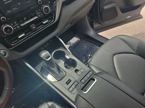 Used 2020 Toyota Highlander XLE AWD/4WD image 26
