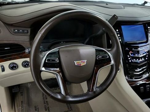 Used 2015 Cadillac Escalade Luxury image 13