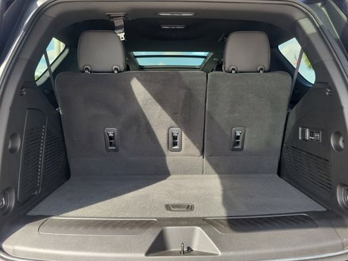 Used 2023 GMC Yukon SLT w/ SLT Premium Package image 17