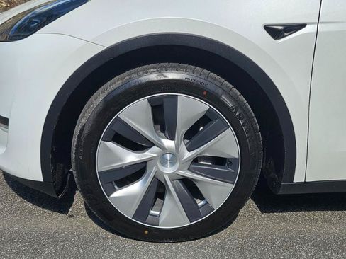 Used 2023 Tesla Model Y AWD image 18