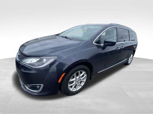 Used 2020 Chrysler Pacifica Touring-L FWD image 2