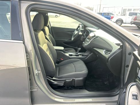 Used 2017 Chevrolet Malibu LT image 12