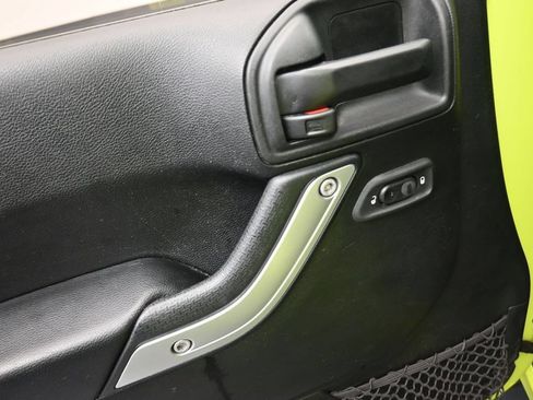 Used 2017 Jeep Wrangler Unlimited Rubicon w/ Connectivity Group AWD/4WD image 7