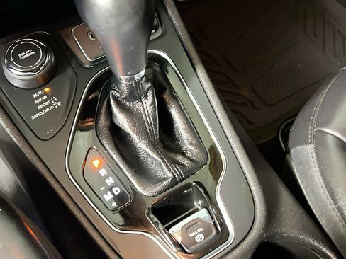 Used 2020 Jeep Cherokee Latitude Plus image 25