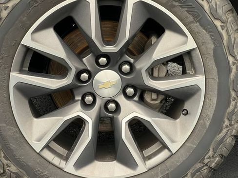 Used 2020 Chevrolet Silverado 1500 LT AWD/4WD image 11