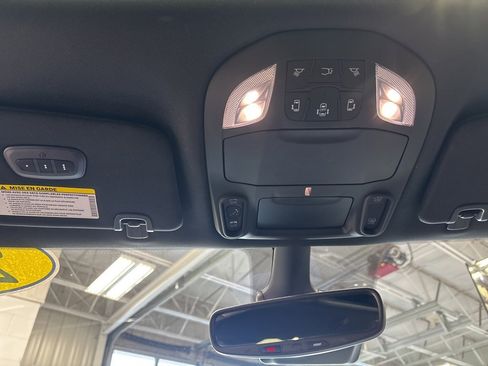 Used 2025 Chrysler Pacifica Limited image 16