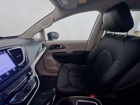 Used 2024 Chrysler Pacifica Touring-L image 19