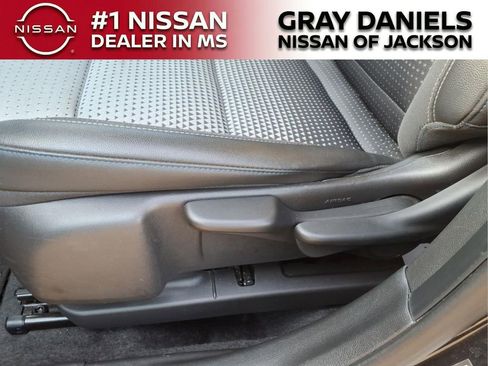 Used 2025 Chevrolet Trax LT w/ LT Convenience Package FWD image 12