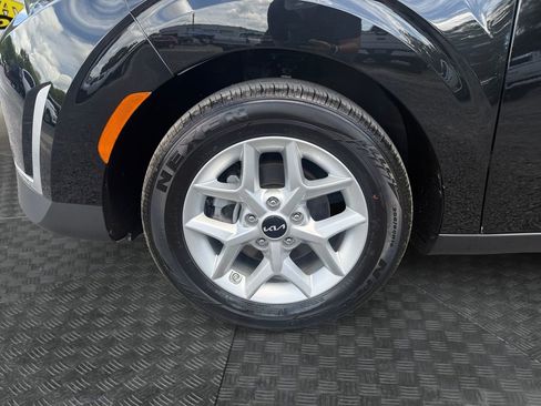 Used 2025 Kia Soul LX w/ LX Technology Package FWD image 14