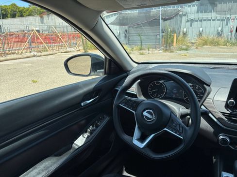 Used 2025 Nissan Altima 2.5 SV FWD image 29