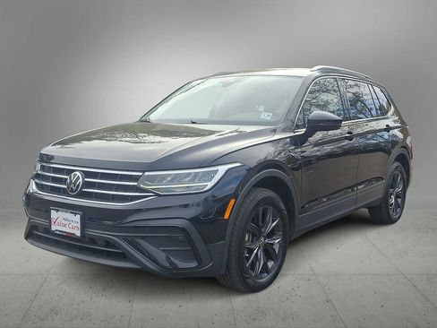 Used 2024 Volkswagen Tiguan SE image 1