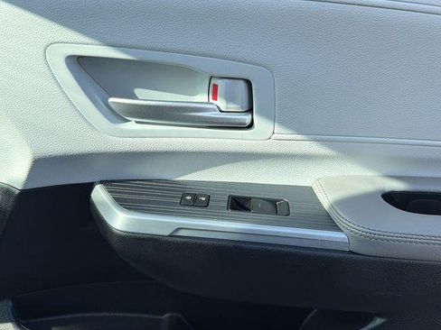 Certified 2025 Toyota Sienna XLE FWD image 18