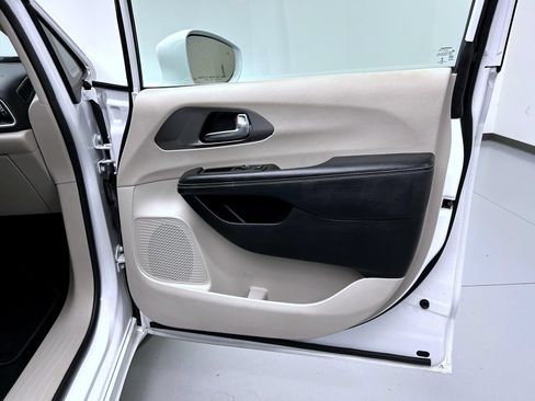 Used 2022 Chrysler Pacifica Touring-L FWD image 16