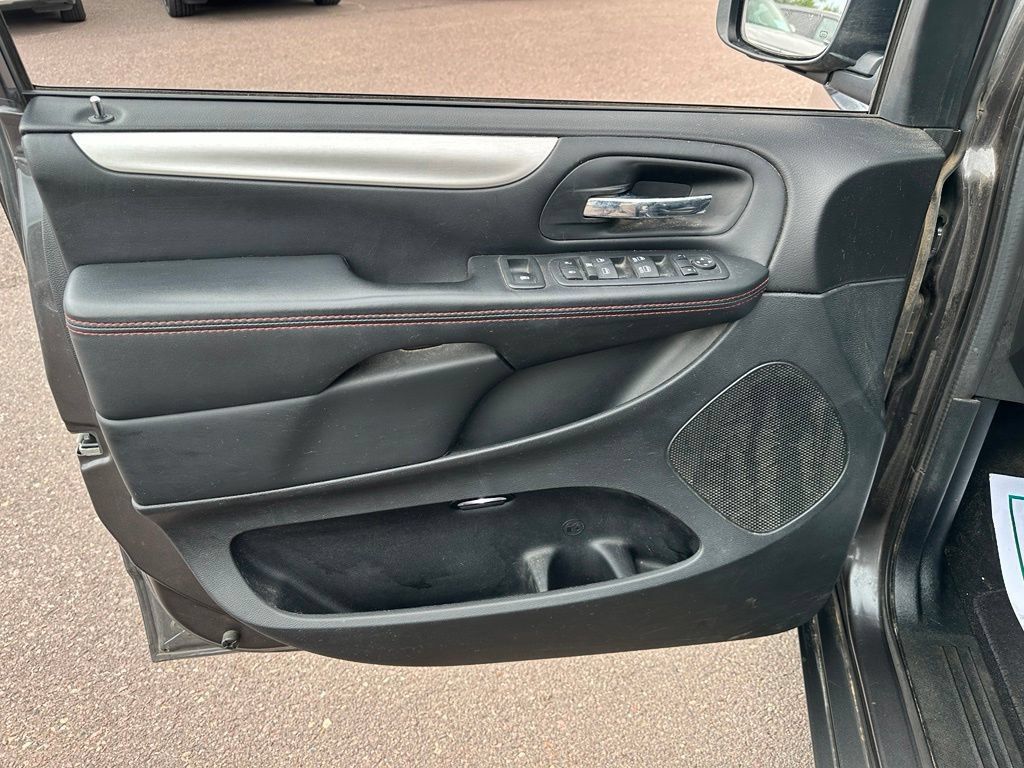 Used 2017 Dodge Grand Caravan GT FWD image 12
