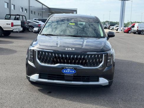 Used 2025 Kia Carnival FWD image 2