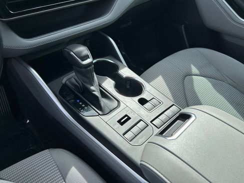 Used 2022 Toyota Highlander LE image 18