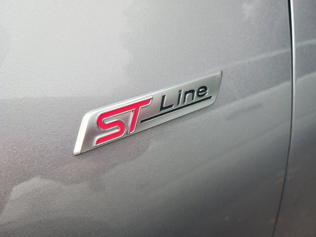Used 2024 Ford Escape ST-Line w/ Tech Pack #1 AWD/4WD image 2