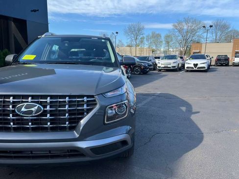 Used 2025 Hyundai Venue SEL image 25